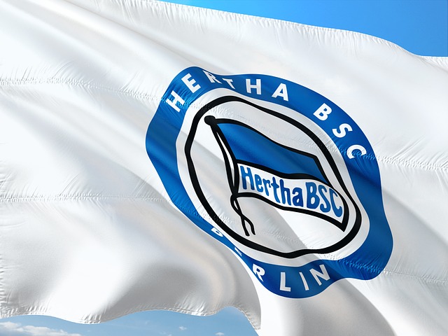 Weisse Fahne mit Logo von Hertha BSC Berlin