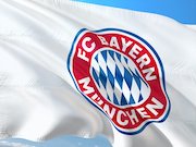 FC Bayern München Logo auf weißer Fahne